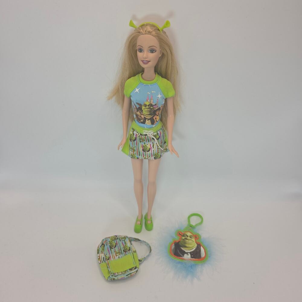Vintage 2004 Mattel Dreamworks Shrek Barbie doll + Original Outfit Bag Keychain